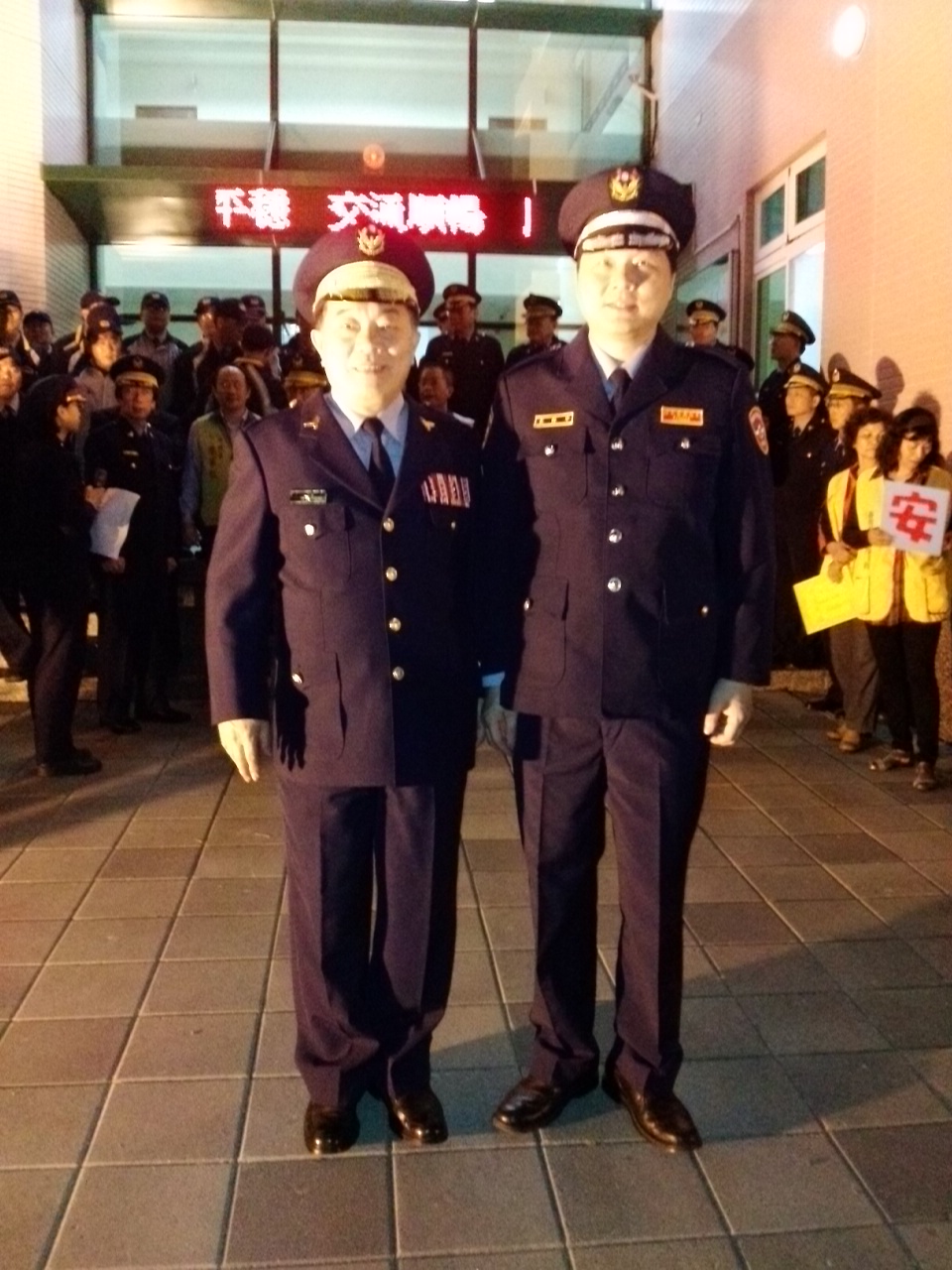 20130207義警中隊長王正坤醫師看完門診後-出門慰勞台南市第一分局春安工作員警與義工-與姜若禹分局長合影